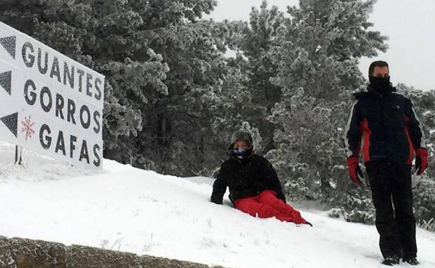 Dos personas disfrutan de la nieve el pasado sábado en la provincia de Segovia.