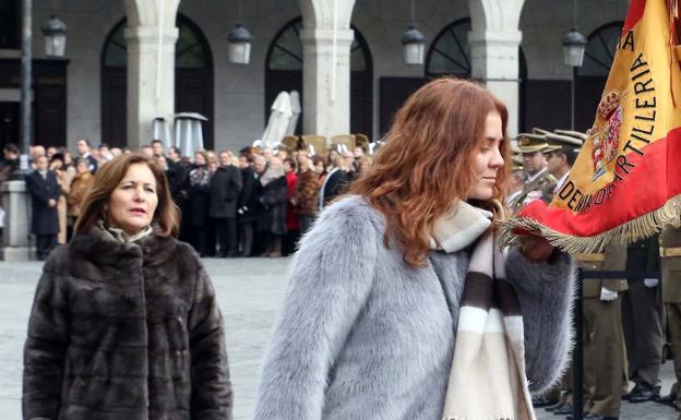 Una joven se dispone a besar la bandera en el acto celebrado este lunes, en Segovia, con motivo de la festividad de Santa Bárbara. 