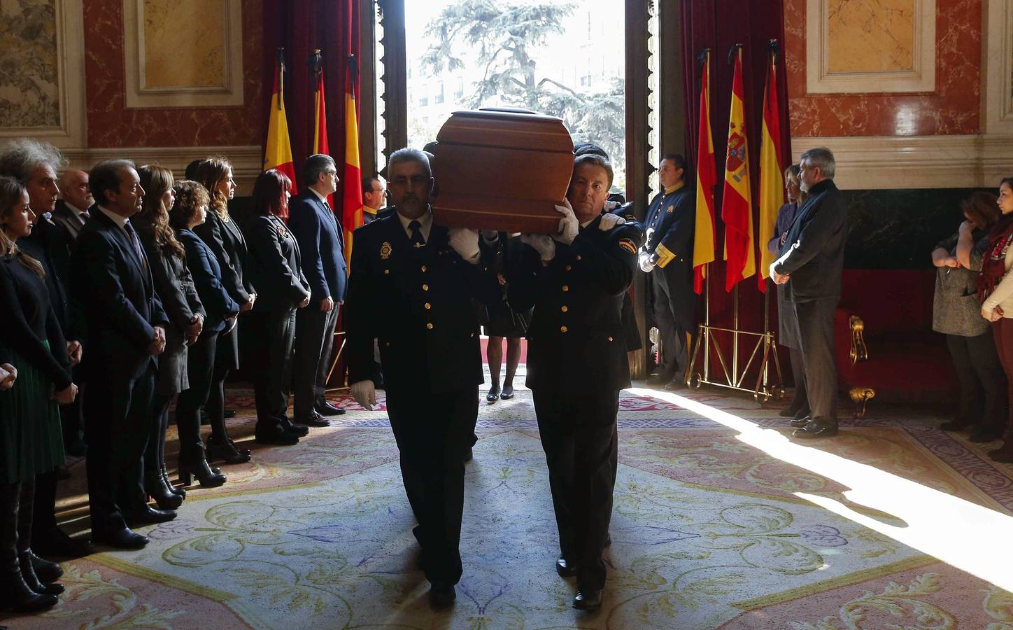 El Rey Felipe VI se ha acercado al Palacio de la Carrera de San Jerónimo para despedirse del que fuera presidente del Congreso,al que ha definido como «un hombre de Estado« que defendió «con pasión« el interés general y la vocación europea de España