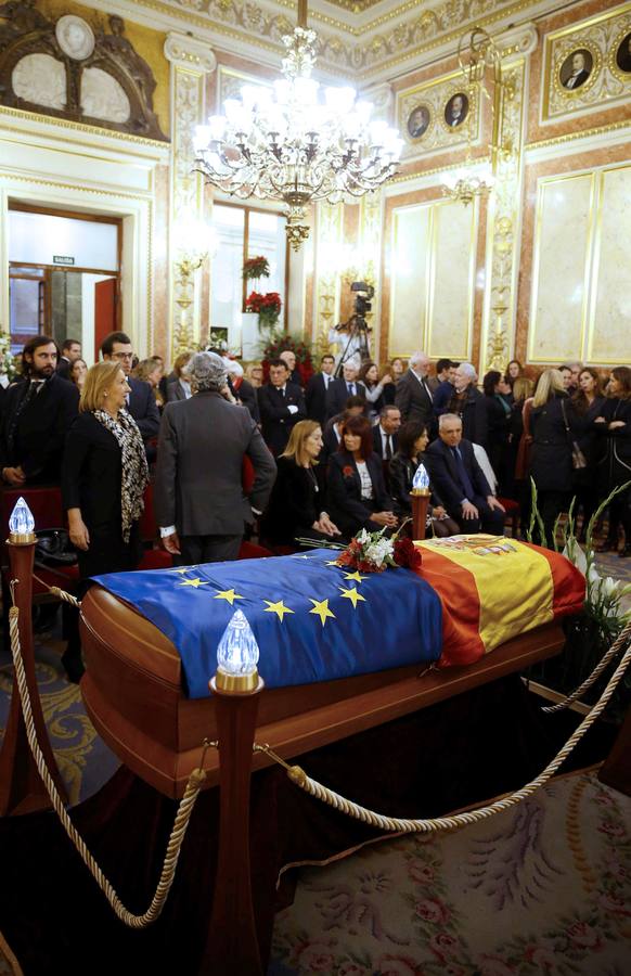 El Rey Felipe VI se ha acercado al Palacio de la Carrera de San Jerónimo para despedirse del que fuera presidente del Congreso,al que ha definido como «un hombre de Estado« que defendió «con pasión« el interés general y la vocación europea de España