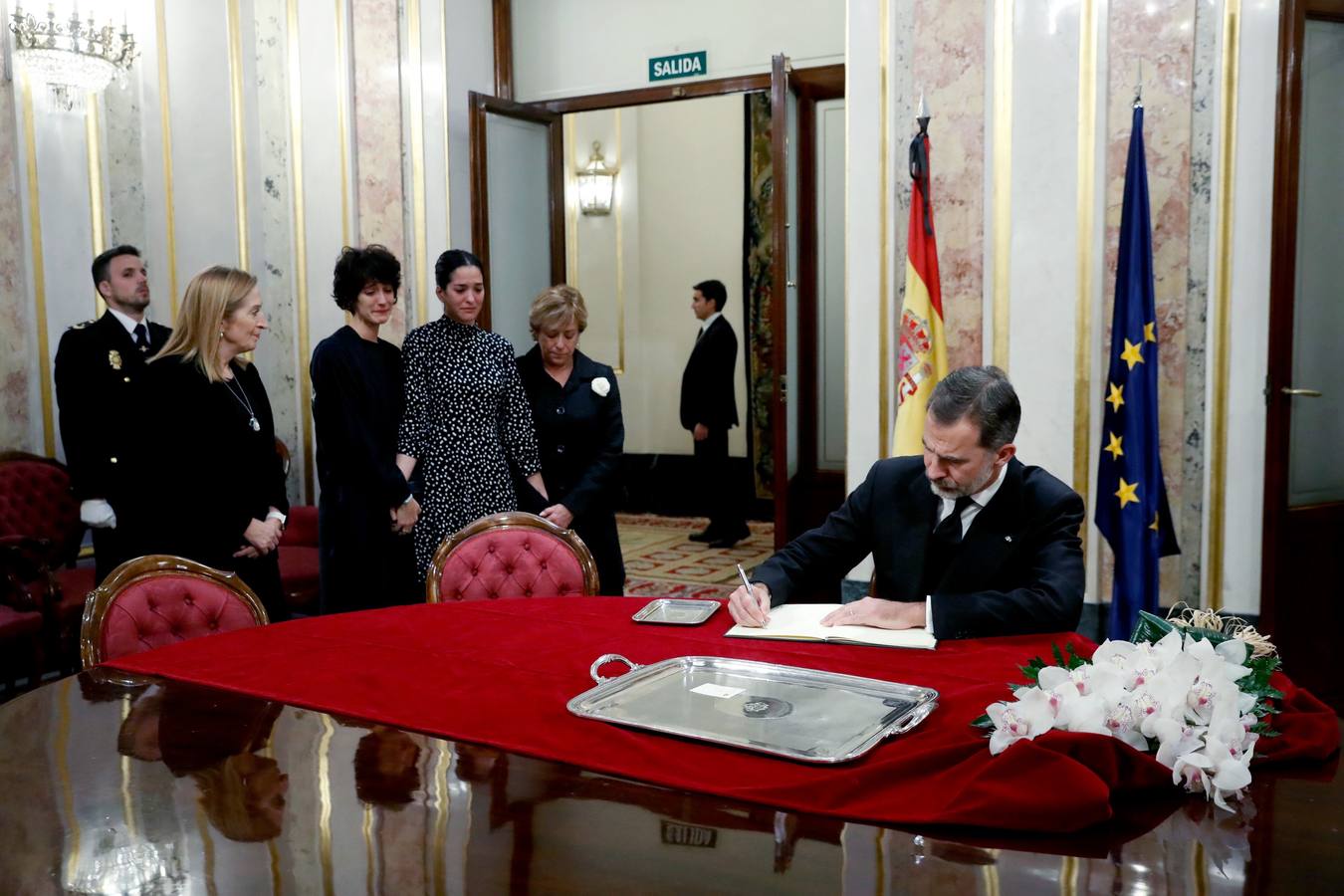 El Rey Felipe VI se ha acercado al Palacio de la Carrera de San Jerónimo para despedirse del que fuera presidente del Congreso,al que ha definido como «un hombre de Estado« que defendió «con pasión« el interés general y la vocación europea de España