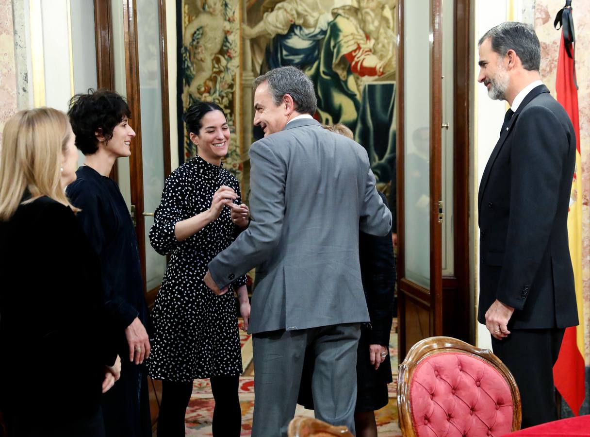 El Rey Felipe VI se ha acercado al Palacio de la Carrera de San Jerónimo para despedirse del que fuera presidente del Congreso,al que ha definido como «un hombre de Estado« que defendió «con pasión« el interés general y la vocación europea de España