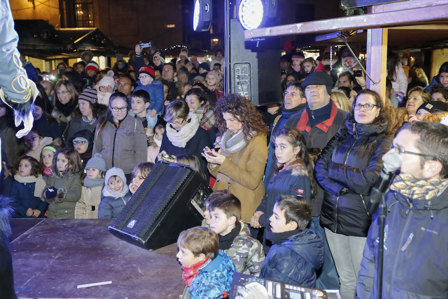 Un total de 40 casetas ofrecerán distintos productos artesanos, alimentarios, de bisutería o de ropa hasta el 8 de enero en la plaza de Anaya