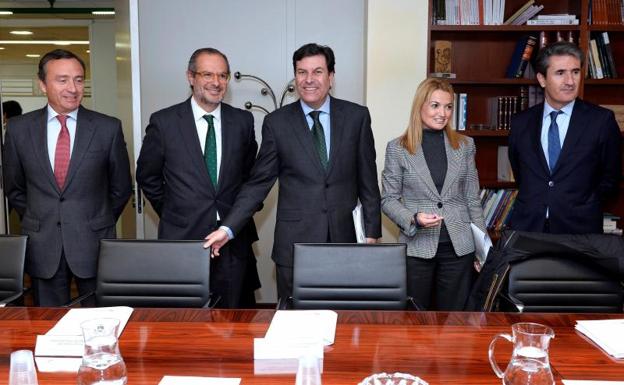 El consejero de Empleo, Carlos Fernández Carriedo (c), y el subsecretario de Estado de Empleo y Seguridad Social, Pedro Llorente (2i).