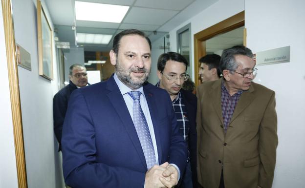 Ábalos, en la sede del PSOE, con Pablos y Sánchez Olivera.