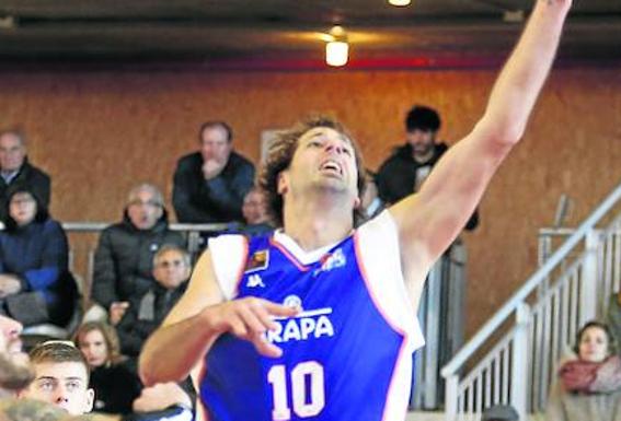 Urko Otegui salta a capturar un rebote en el partido del domingo ante el Oviedo. 