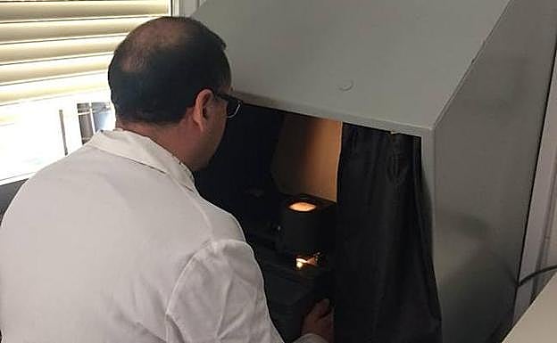 Un veterinario realiza un análisis. 