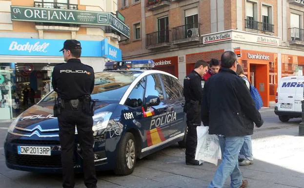 Una dotación de la Policía Nacional, en una céntrica calle de Segovia.