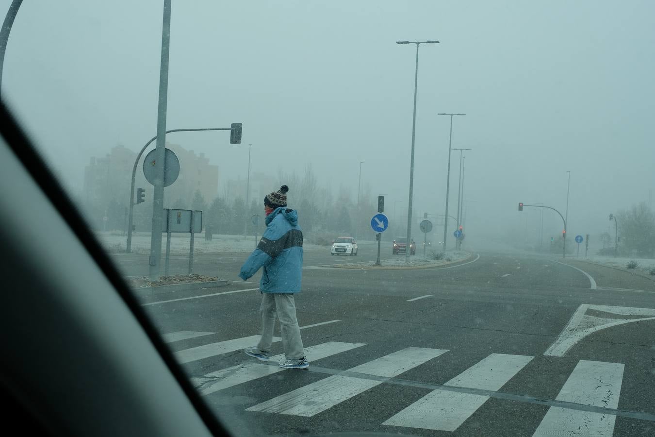 Aunque muchos han podido pensar que es nieve, en realidad es la propia niebla que, por las bajas temperaturas, se ha convertido en hielo, depositándose en árboles, coches y estructuras urbanas