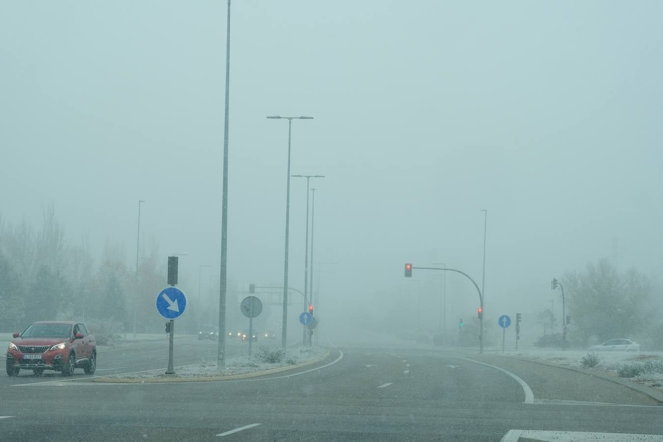 Aunque muchos han podido pensar que es nieve, en realidad es la propia niebla que, por las bajas temperaturas, se ha convertido en hielo, depositándose en árboles, coches y estructuras urbanas