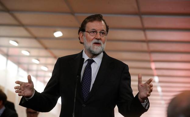 El presidente del Gobierno, Mariano Rajoy, durante las declaraciones que realizó a su llegada a la recepción que se celebra en el Congreso de los Diputados con motivo del Día de la Constitución. 