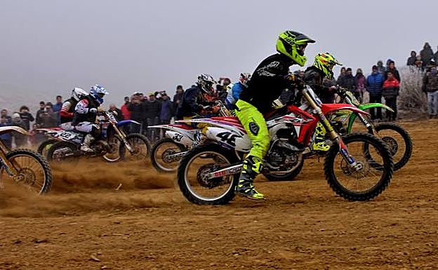 Salida de las categorías 'Fun' y 'Open' en el circuito de motocross de Torquemada.