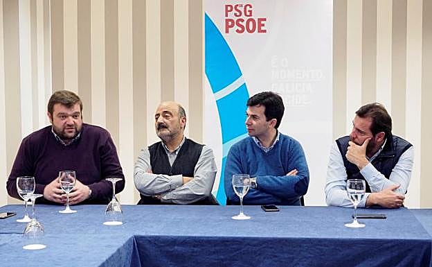 El secretario general del PSdeG-PSOE, Gonzalo Caballero (segundo por la derecha), el secretario general provincial electo del PSdeG de Lugo, Álvaro Santos (izquierda), y los socialistas Óscar Puente (derecha) y José Antonio Quiroga (segundo por la izquierda). 
