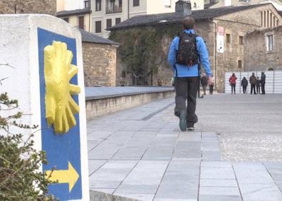 Imagen secundaria 1 - Arriba, la Cruz de Ferro. En la parte inferior, detalles de Molinaseca. 