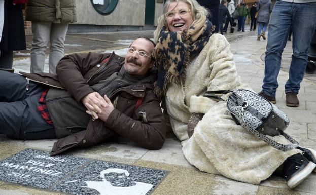 El actor, con la alcaldesa de Aguilar, María José Ortega, en el suelo junto a su placa. 