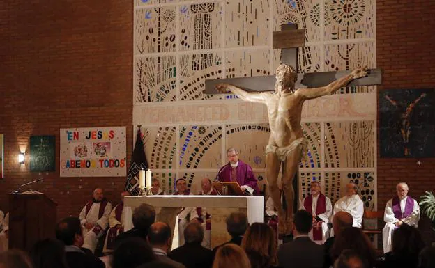 La imagen del Santísimo Cristo de la Humildad, durante su bendición, presidida por Francesco Patton.