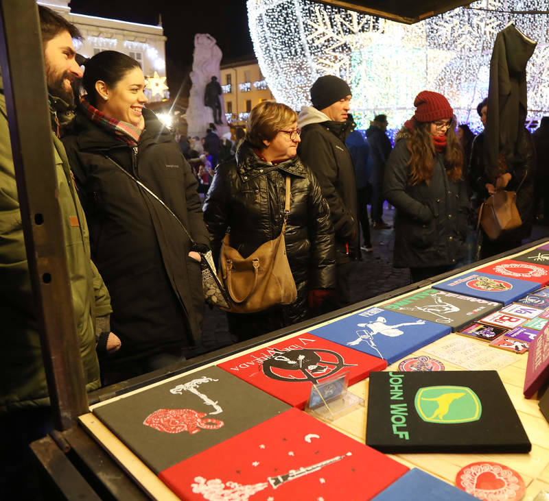 Mercadillo navideño en la Plaza Mayor de Palencia