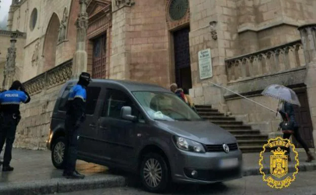 Los agentes dan el alto al vehículo que estaba bajando las escaleras de la Plaza de Santa María