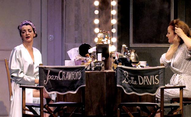 Las actrices Goizalde Núñez (izquierda) y Yolanda Arestegui, en una escena de la obra. 