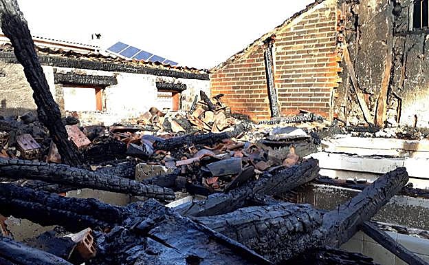Estado en que quedó el interior de una de las casas de Fuenterrebollo, con las vigas y el armazón quemados. 