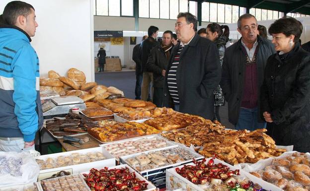 El alcalde de Fuentepelayo, Daniel López Torrego, conversa con uno de los vendedores tras la apertura oficial de la Feria de Alimentación en una edición anterior. 