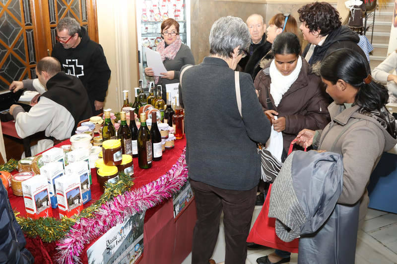 Los monasterios de clausura muestran sus productos navideños en una feria en Palencia