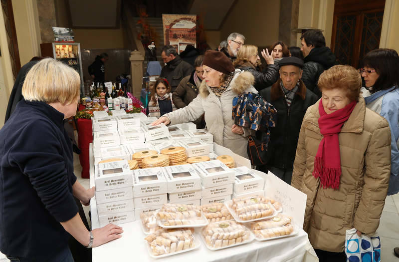 Los monasterios de clausura muestran sus productos navideños en una feria en Palencia