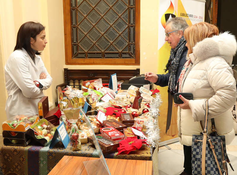 Los monasterios de clausura muestran sus productos navideños en una feria en Palencia