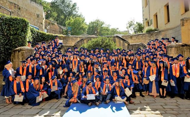 Foto de la última graduación de alumnos de la IE University. 