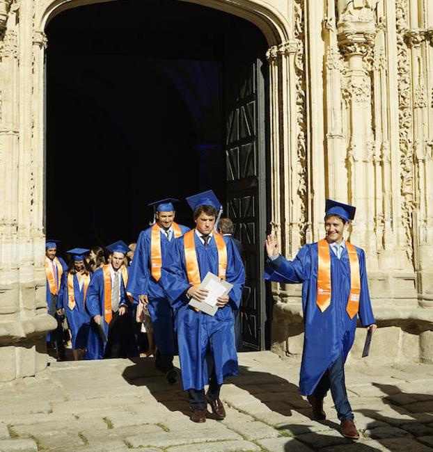 Los alumnos salen del salón de actos del Convento de Santa Cruz la Real. 