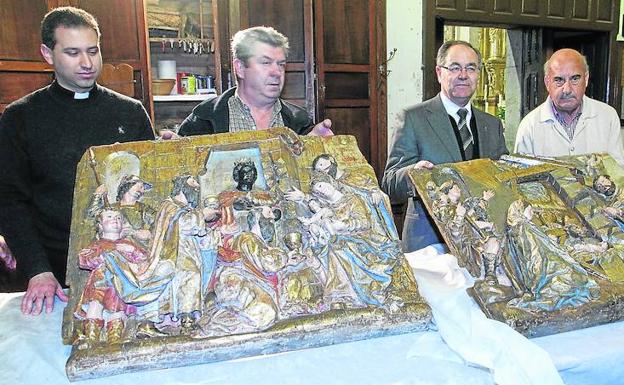 El delegado diocesano de Patrimonio Artístico, José Luis Calvo Calleja, en el centro, el 5 de junio de 2014, el día que devolvió a Amusco los dos altorrelieves de Tomás de Sierra robados en 19777. 