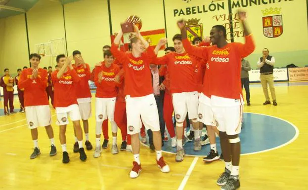 La selección española cadete celebra su triunfo en el torneo de Íscar. 