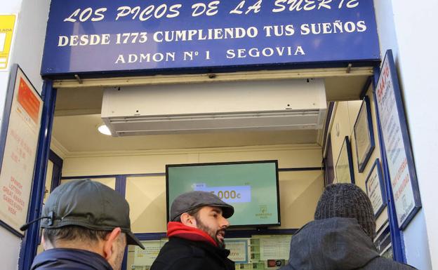 Varios clientes esperan para comprar sus décimos en la oficina más antigua de Segovia, en el número 56 de la calle Juan Bravo. 