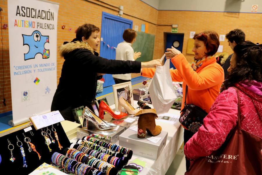 Un mercadillo recauda fondos para los afectados por el autismo en Torquemada