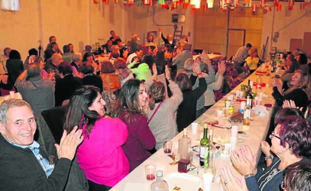 Los vecinos disfrutan durante la comida.