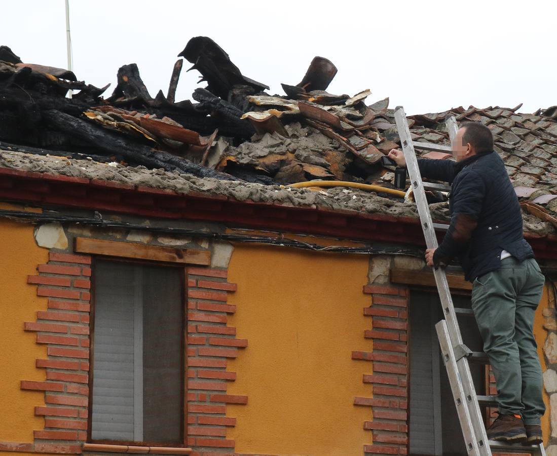 La alcaldesa de Sauquillo de Cabezas, María del Carmen Bermejo, relata cómo su hijo ha logrado salir por su propio pie de madrugada de su vivienda, que ha quedado devorada por el incendio