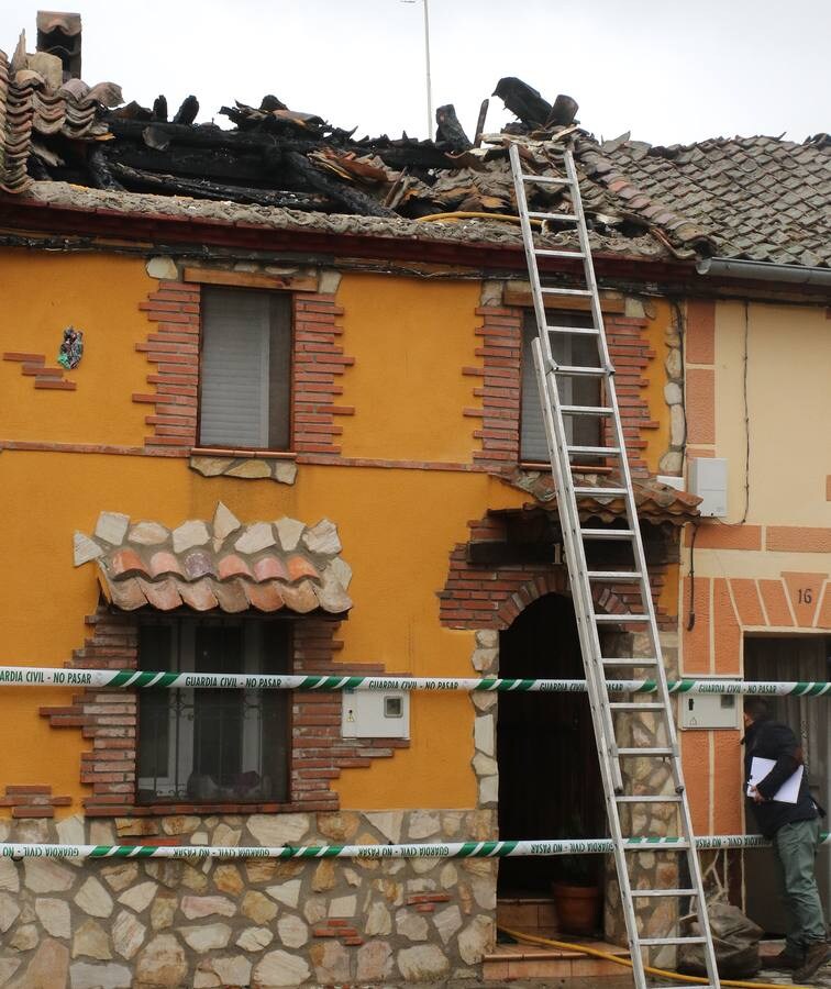 La alcaldesa de Sauquillo de Cabezas, María del Carmen Bermejo, relata cómo su hijo ha logrado salir por su propio pie de madrugada de su vivienda, que ha quedado devorada por el incendio