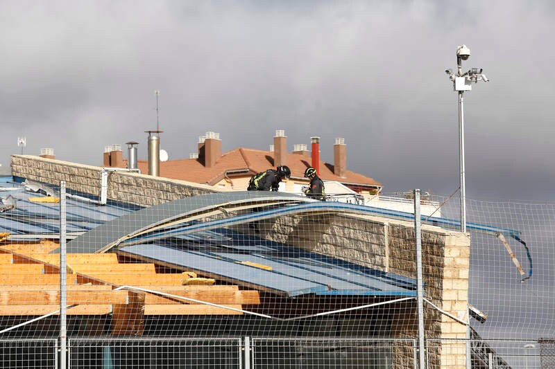 El viento levantó el tejado de las piscinas climatizadas de Campos Góticos, que se cayó al suel