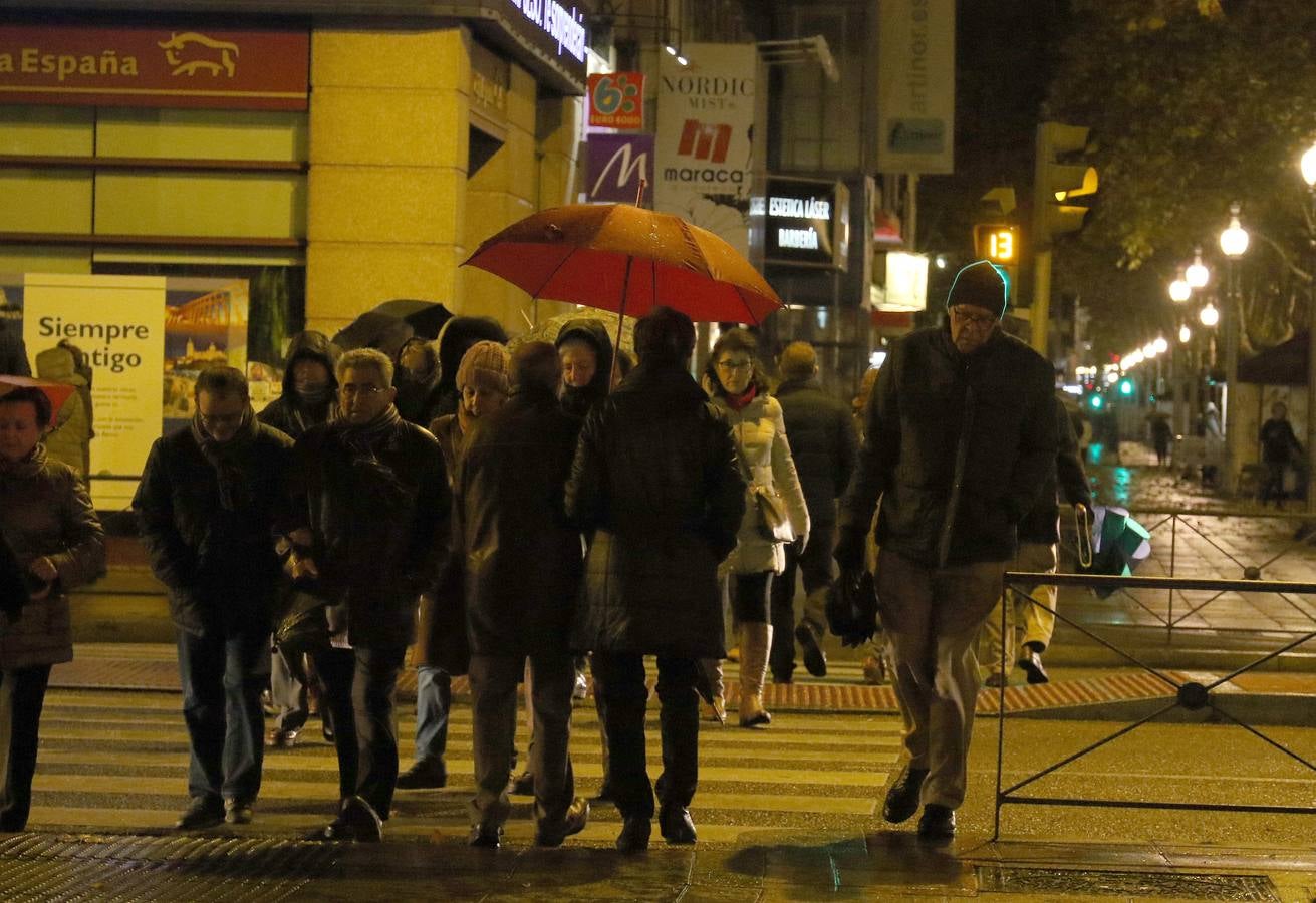 Los bomberos retiraron cascotes, ramas, vallas y luces de Navidad tras los fuertes vientos