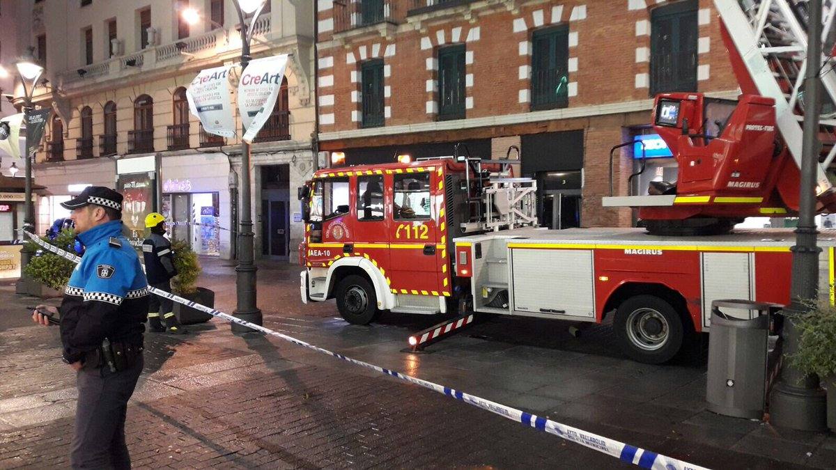 Los bomberos retiraron cascotes, ramas, vallas y luces de Navidad tras los fuertes vientos