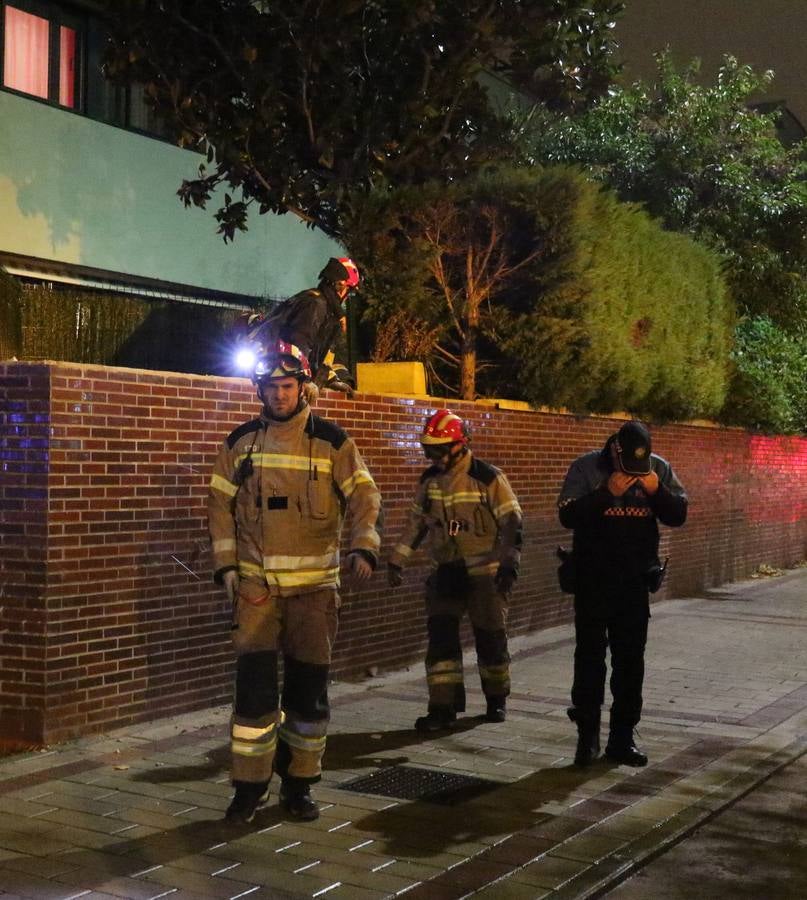 Los bomberos retiraron cascotes, ramas, vallas y luces de Navidad tras los fuertes vientos