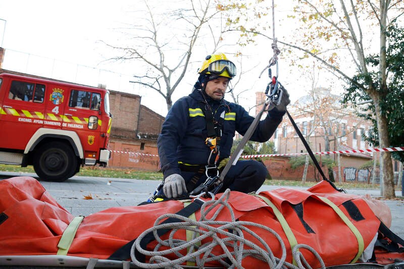 El parque del Salón ha sido el escenario de la exhibición de Rescate en Altura realizado por los bomberos en el marco del Congreso Regional de la Plataforma de Bomberos Profesionales de Castilla y León que se celebra en Palencia