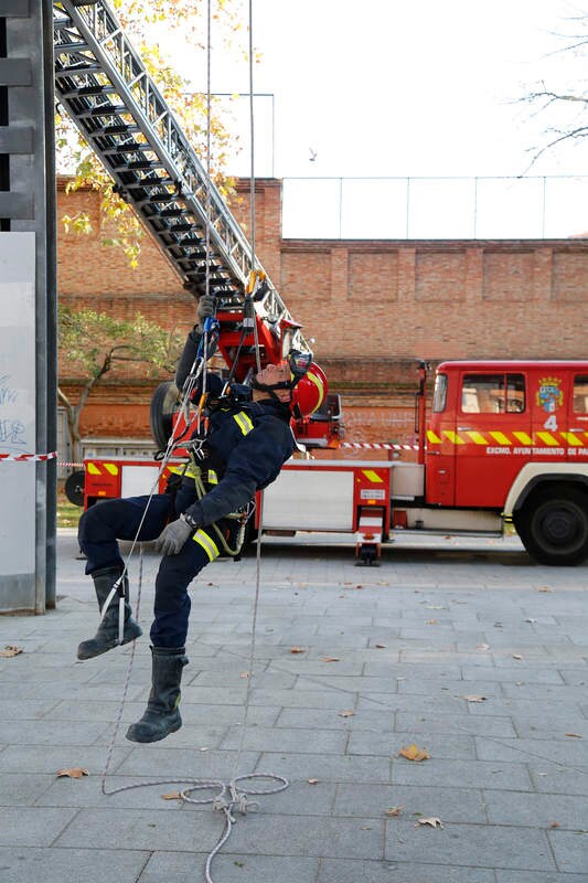 El parque del Salón ha sido el escenario de la exhibición de Rescate en Altura realizado por los bomberos en el marco del Congreso Regional de la Plataforma de Bomberos Profesionales de Castilla y León que se celebra en Palencia