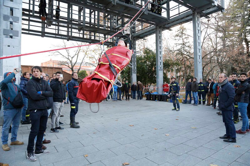 El parque del Salón ha sido el escenario de la exhibición de Rescate en Altura realizado por los bomberos en el marco del Congreso Regional de la Plataforma de Bomberos Profesionales de Castilla y León que se celebra en Palencia