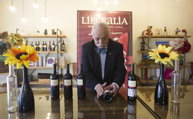 Juan Antonio Fernández, propietario de la bodega Liberalia, coloca en una botella de vino una etiqueta dedicada a María Callas. 