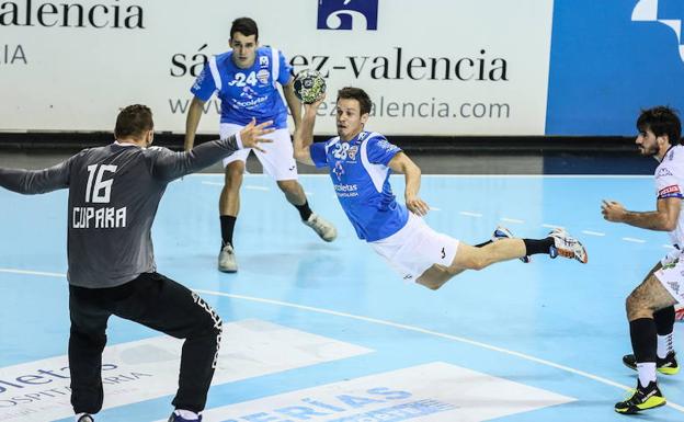 Miguel Camino se dispone a marcar ante Cupara, en la pasada Copa de Castilla y León. 