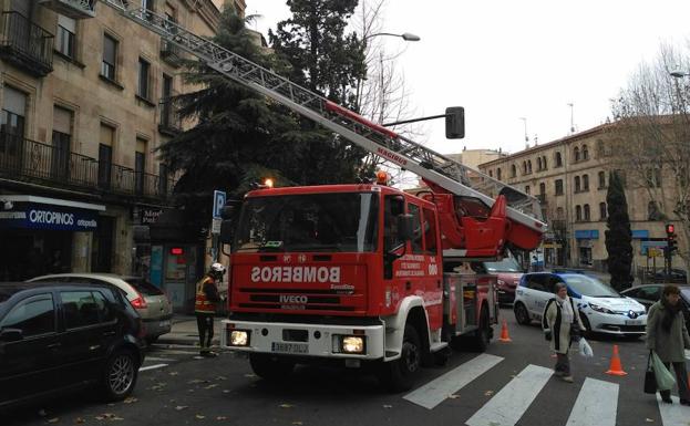 Actuación de los Bomberos, en la calle Wences Moreno.