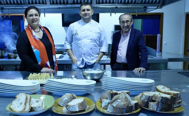 El cocinero Víctor Martín, flamante estrella Michelin, con Inma Cañibano y Julio Valles.