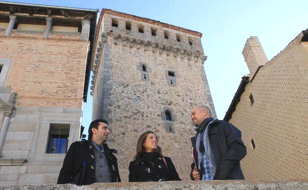 Alberto López Villa, Ana Peñalosa y Ángel Galindo, de IU, ante el Torreón de Lozoya.