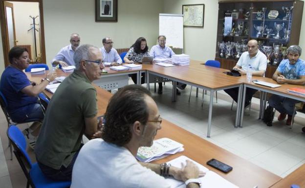 Reunión del comité de empresa con la dirección de Auvasa, cuyo presidente es el concejal Luis Vélez. 